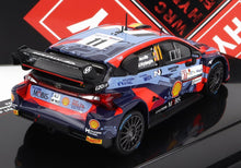 Modèle réduit de voiture de rallye Hyundai WRC à l'échelle 1/18 avec décalcomanies détaillées des sponsors, disponible chez Vroomi.