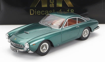 Modèle réduit de voiture classique à l'échelle 1/18, disponible chez Vroomi.