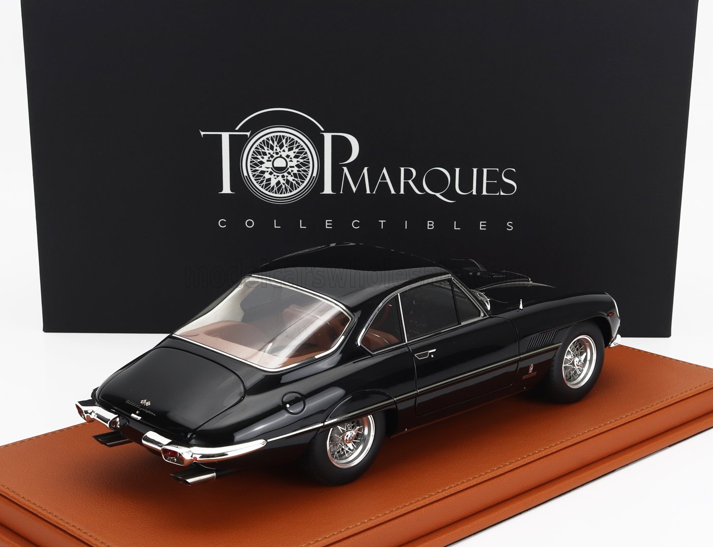 Modèle réduit vintage Ferrari noir sur socle en cuir marron avec fond Top Marques Collectibles, proposé sur Vroomi.
