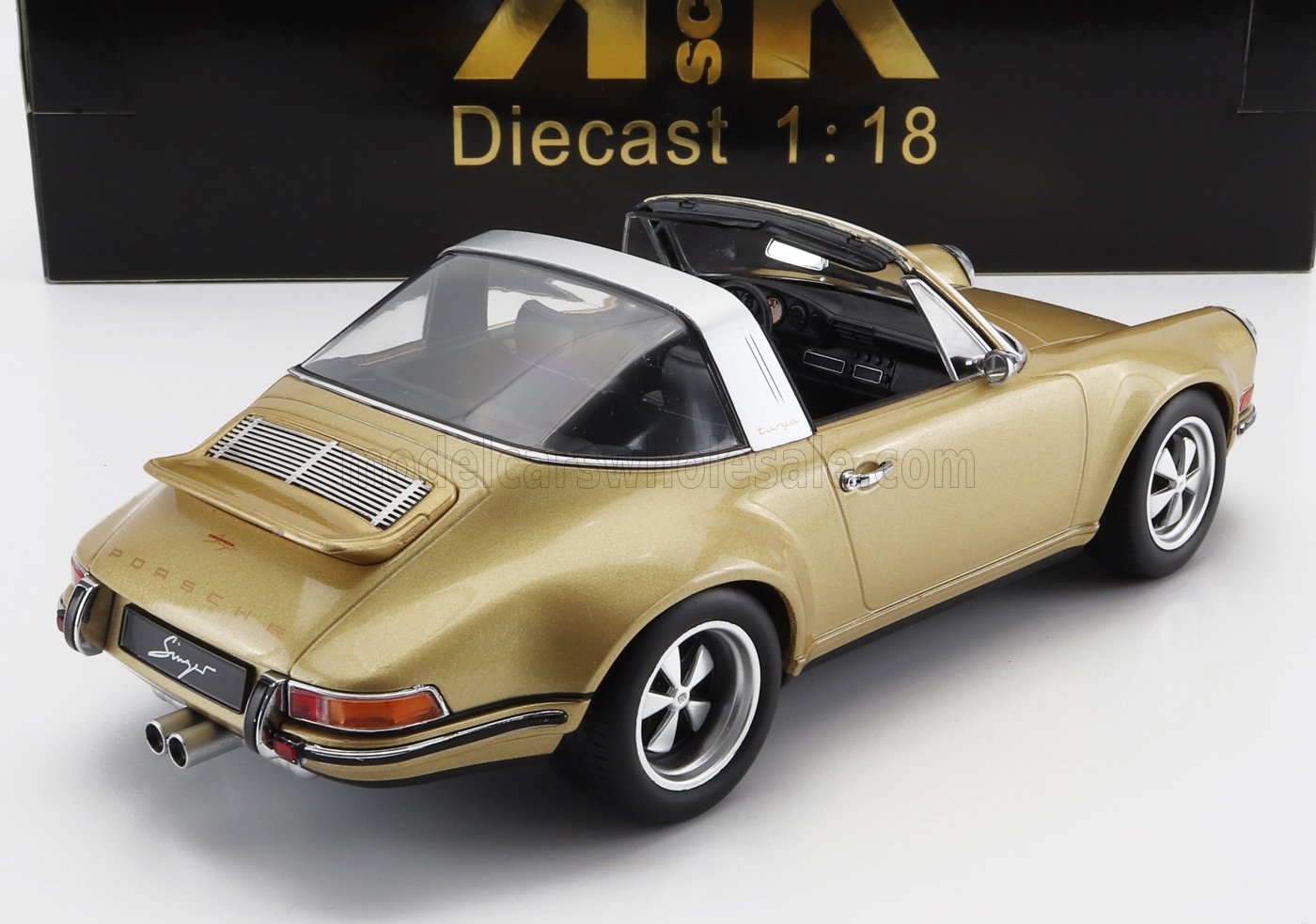 Modèle réduit Porsche doré à l'échelle 1:18 avec toit Targa, intérieur détaillé, disponible sur Vroomi