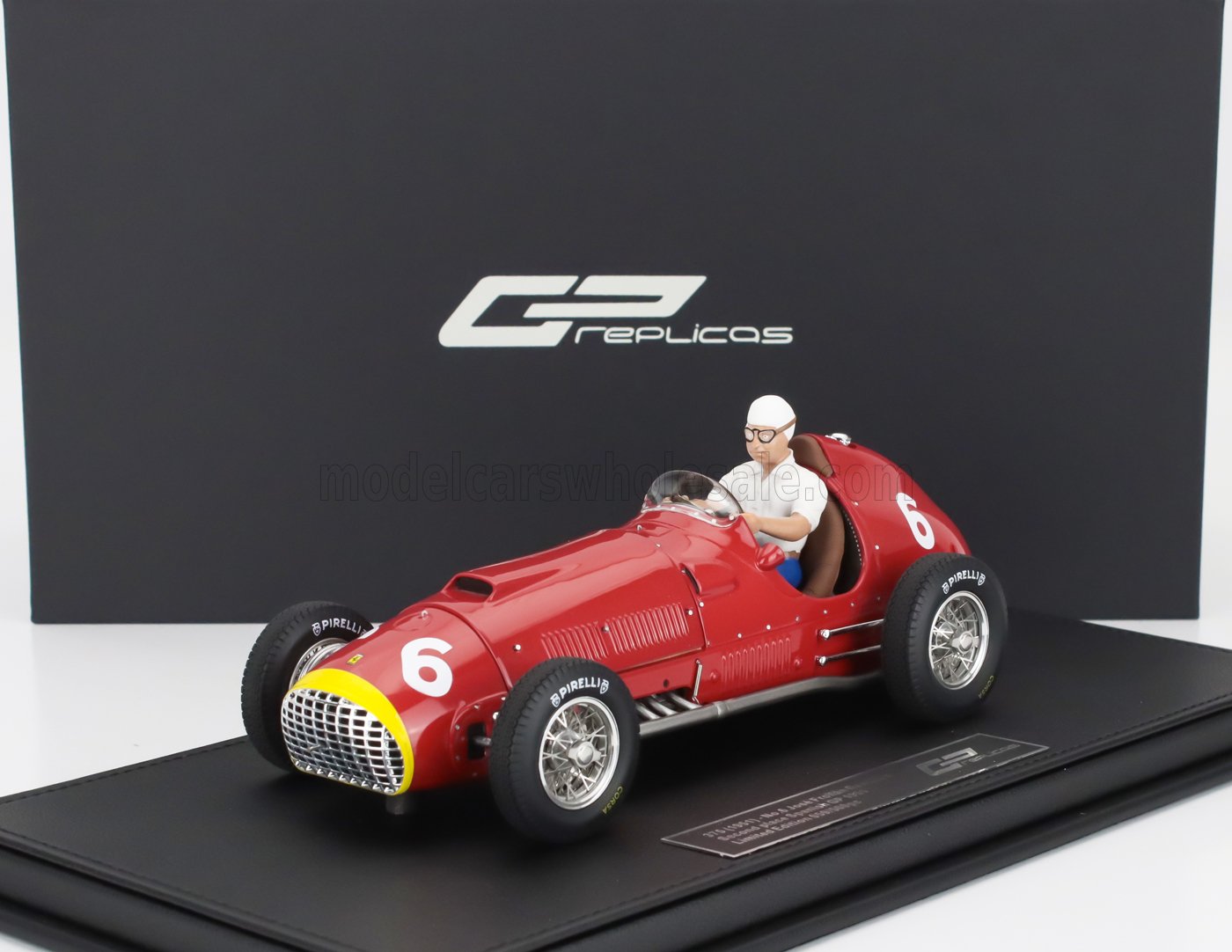 Modèle réduit de voiture de course vintage rouge des années 1950 avec figurine de pilote, disponible chez Vroomi.
