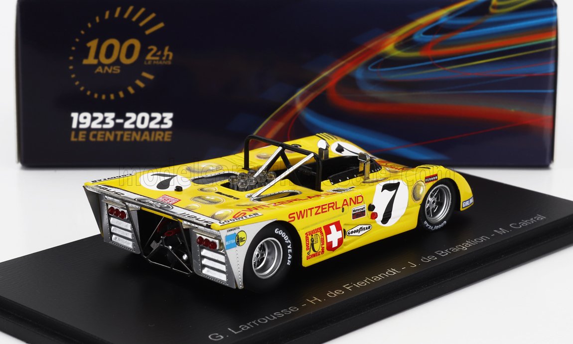 Modèle réduit de voiture de course suisse jaune numéro 7 sur socle noir avec affichage du centenaire 1923-2023, désormais disponible sur Vroomi.