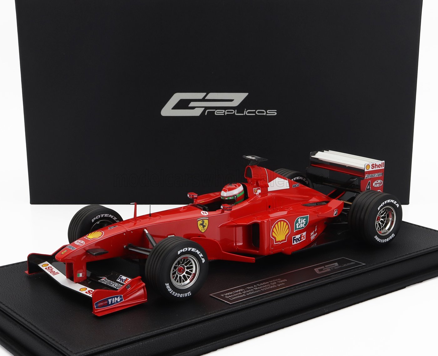 Modèle réduit de voiture de course Ferrari Formula 1 rouge sur socle noir avec boîte GP Replicas, disponible sur Vroomi