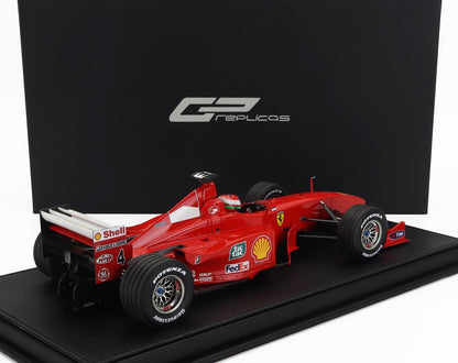 Réplique miniature d'une Ferrari Formula 1 rouge avec autocollants des sponsors exposée, disponible sur la plateforme Vroomi.