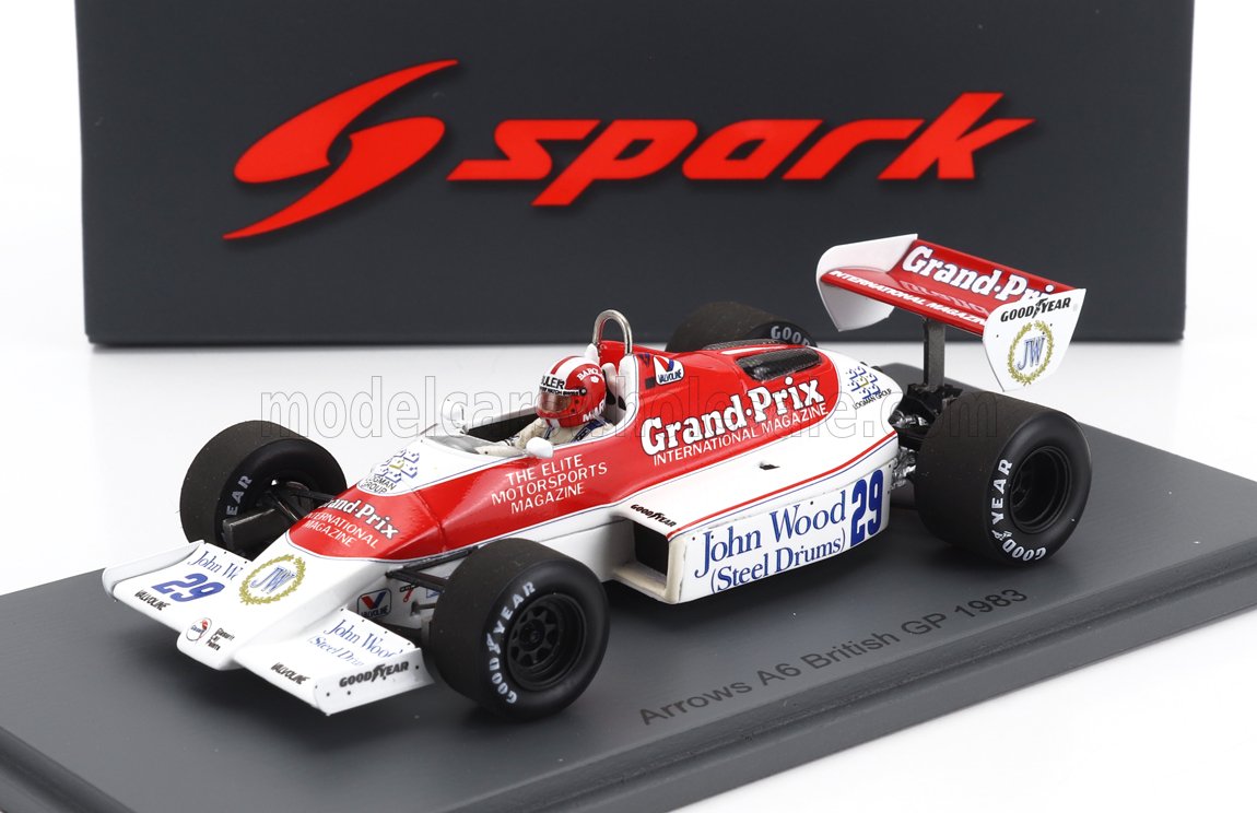 Modèle détaillé de la voiture de course Arrows British GP de 1983 avec décalcomanies Grand Prix et John Wood Steel Drums, disponible sur Vroomi.
