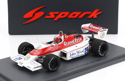 Modèle détaillé de la voiture de course Arrows British GP de 1983 avec décalcomanies Grand Prix et John Wood Steel Drums, disponible sur Vroomi.