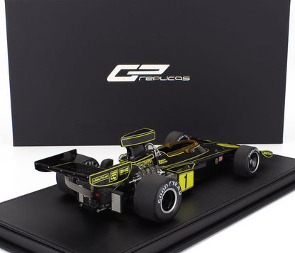 Réplique de voiture de course GP noire et jaune équipée de pneus Goodyear, présentée sur un socle noir, proposée par Vroomi.