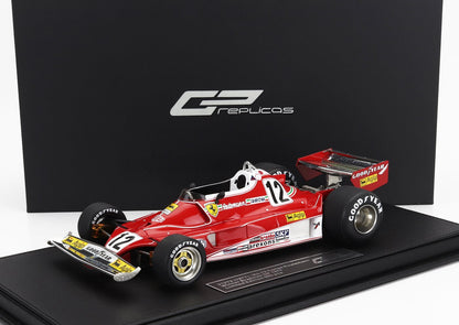 Réplique miniature de la Ferrari F1 312T2 rouge sur socle d'exposition avec pneus Goodyear, édition limitée, disponible sur Vroomi.