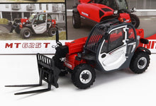 Modèle réduit de chariot élévateur Manitou MT625T rouge et gris avec fourches noires, cabine détaillée, présenté avec son emballage sur une surface blanche, disponible chez Vroomi.