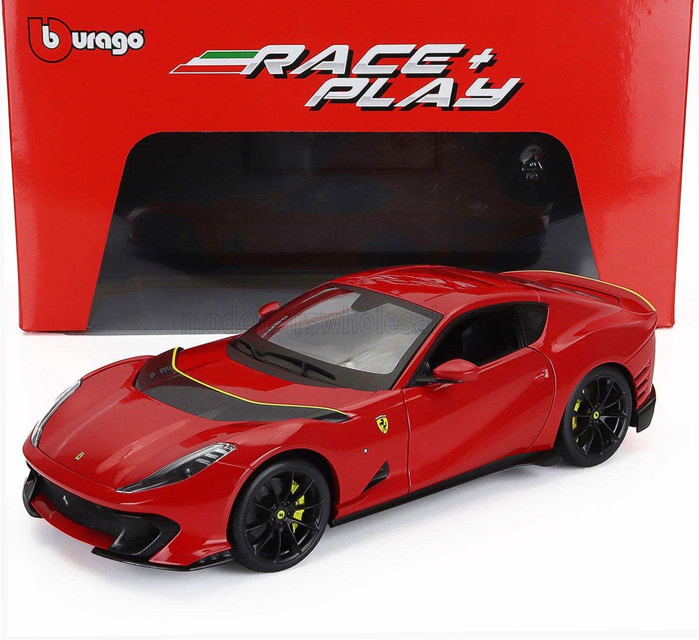 Modèle réduit Ferrari Red Bburago Race + Play avec roues noires et accents jaunes, disponible sur Vroomi