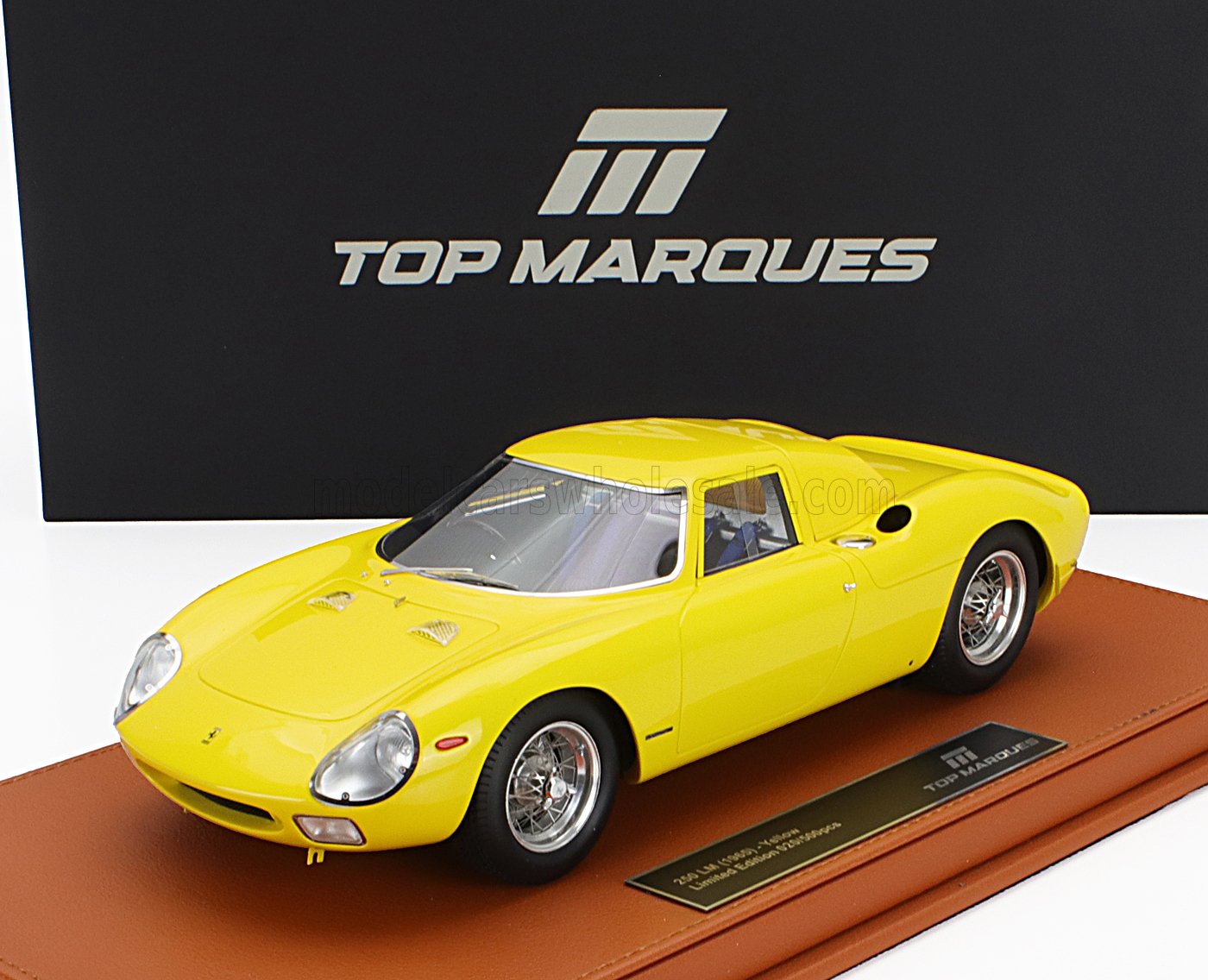 Modèle réduit de voiture jaune 1965 250 LM présenté sur un socle marron avec le logo Top Marques, disponible sur Vroomi.