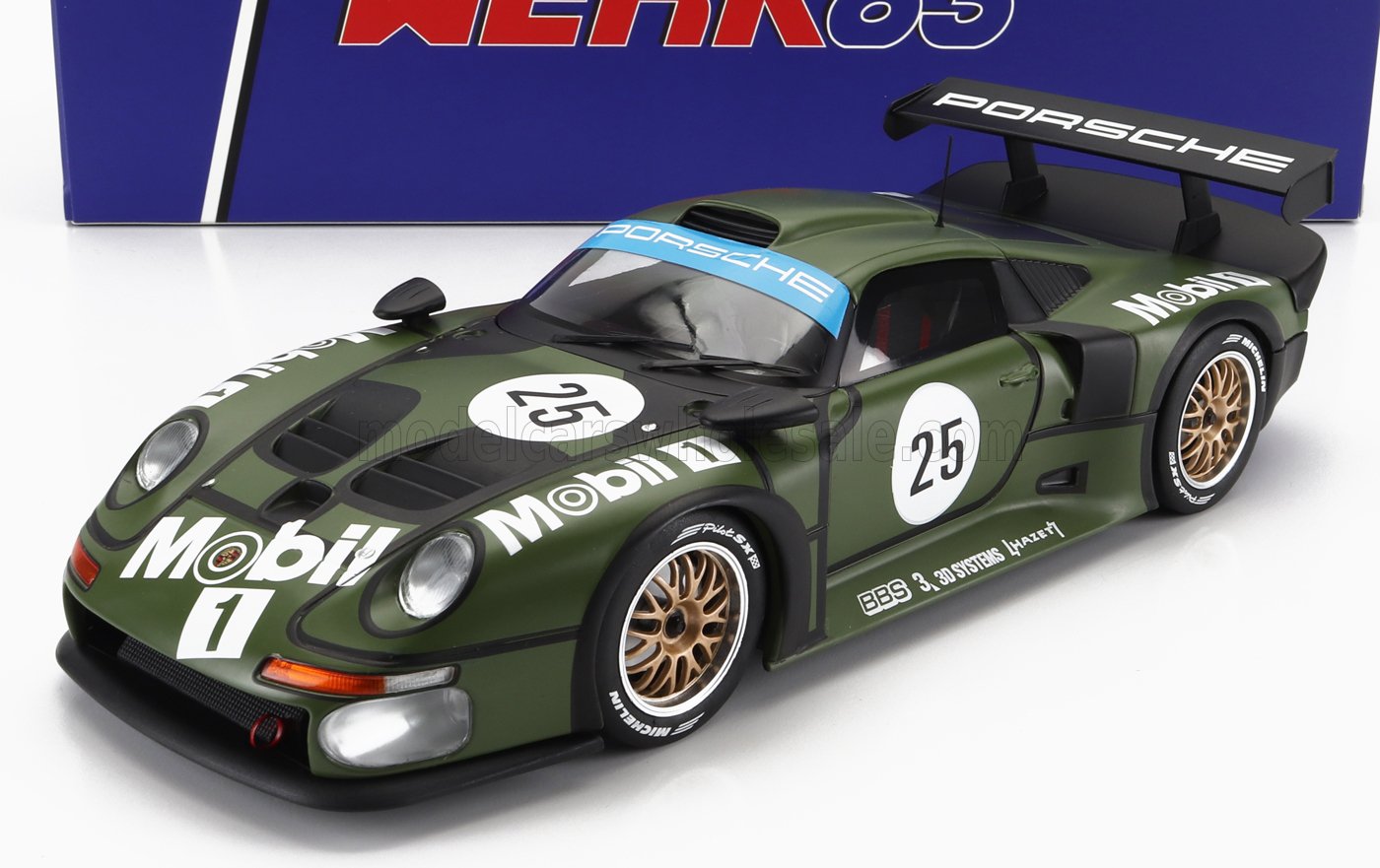 Modèle réduit de voiture de course Porsche verte avec le logo Mobil 1, numéro 25, roues dorées, disponible sur Vroomi.