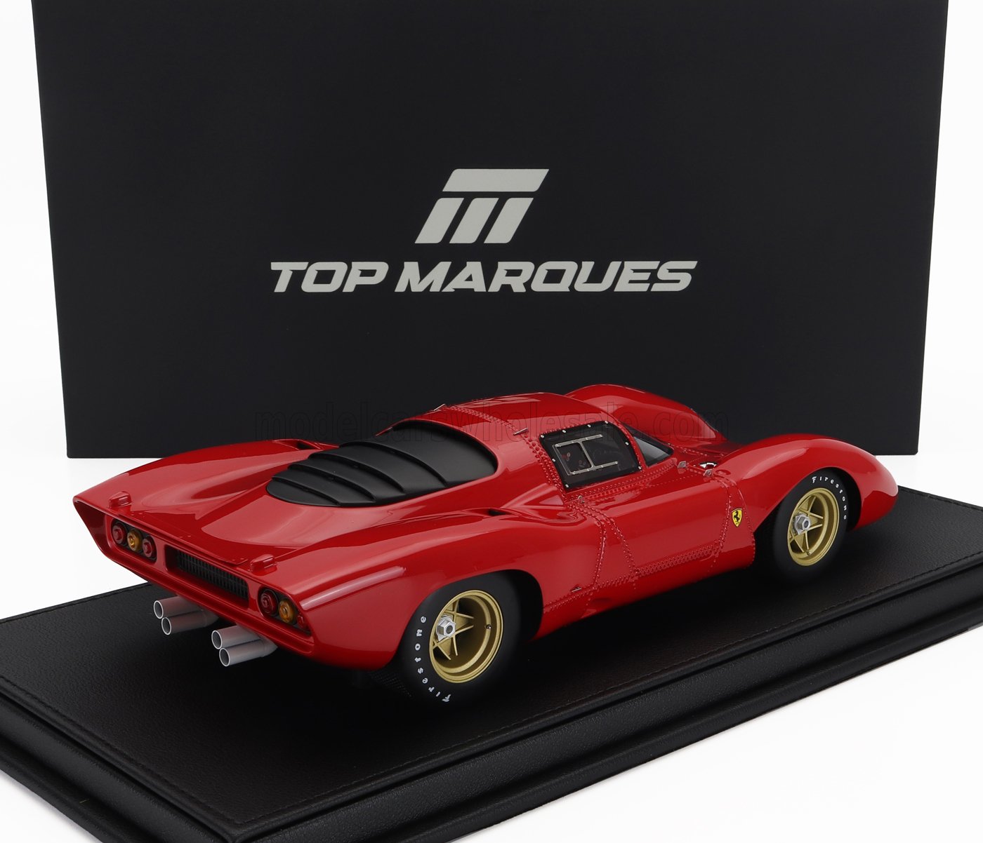 Modèle réduit de Ferrari rouge avec jantes dorées sur présentoir avec boîte Top Marques, disponible sur Vroomi