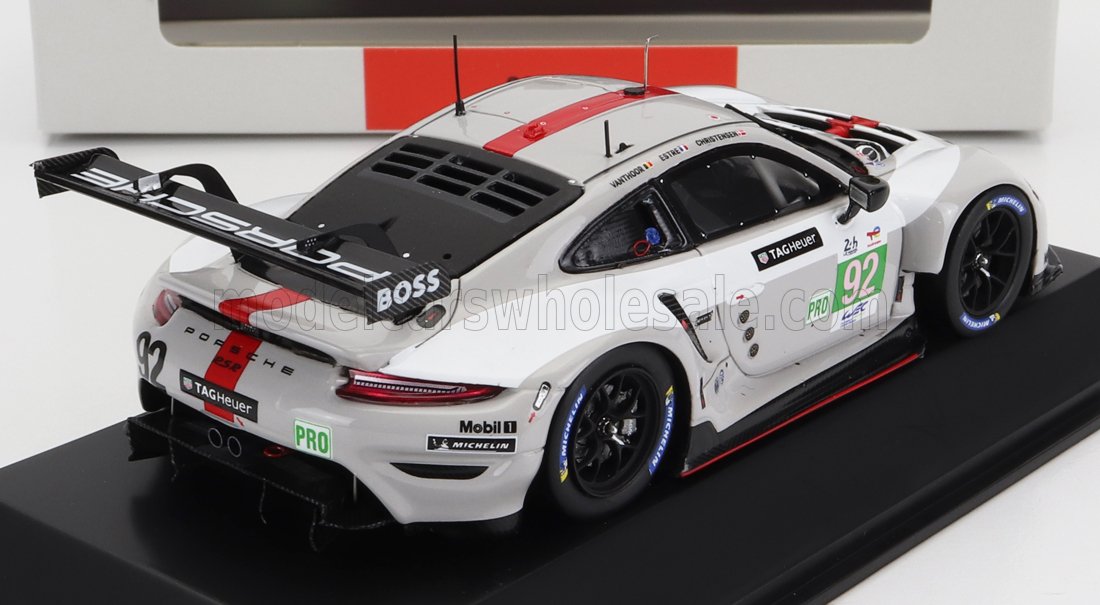 Modèle réduit de voiture de course Porsche 911 RSR blanche avec aileron arrière noir, bande rouge, logos des sponsors et numéro 92, proposé par Vroomi.