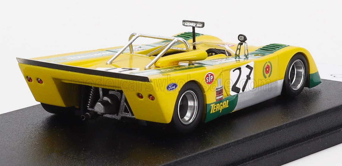 Modèle réduit vintage jaune et vert d'une voiture de course portant le numéro 27, présenté sur un socle noir, disponible sur la plateforme Vroomi.