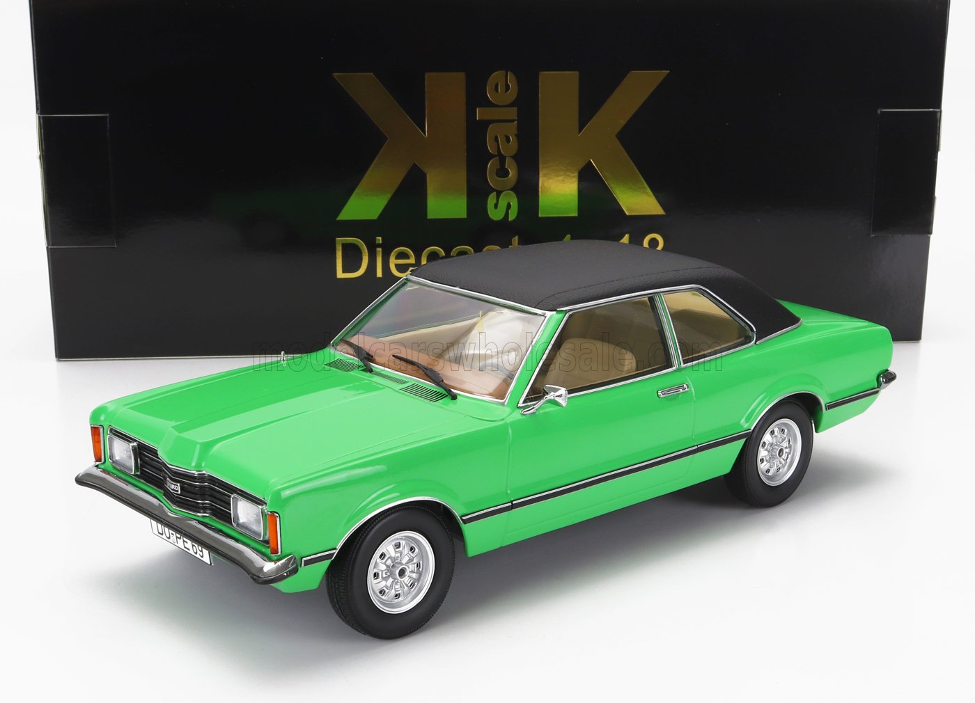 Modèle réduit de voiture classique vert avec toit noir sur surface blanche, proposé par Vroomi.