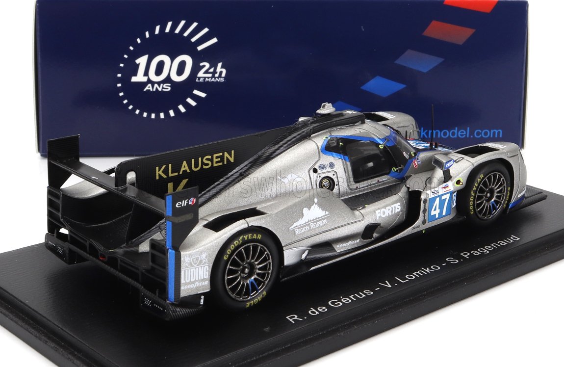 Modèle réduit de voiture de course Le Mans argenté avec le numéro 47 et des pneus Goodyear, présenté sur un socle noir, disponible sur Vroomi.