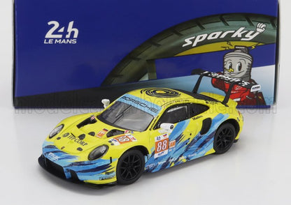 Modèle réduit de voiture de course Porsche jaune et bleue portant le numéro 88 et les logos des 24 Heures du Mans, présenté sur Vroomi.