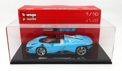 Modèle réduit de Ferrari Daytona SP3 bleue dans un coffret transparent par Bburago, échelle 1/18, disponible sur Vroomi