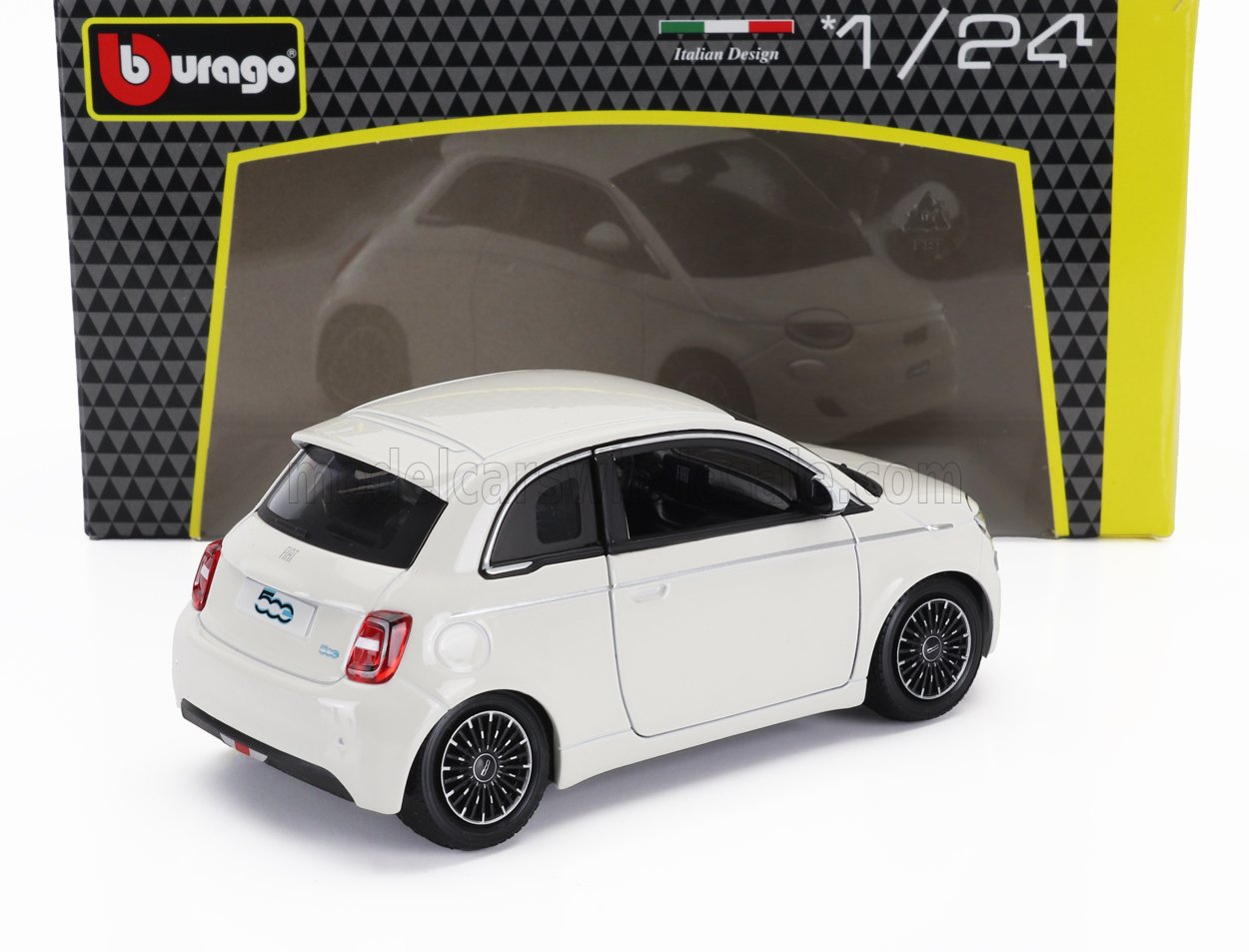 Modèle réduit Fiat 500 Bburago à l'échelle 1:24, blanc avec détails noirs, présenté dans un emballage griffé, disponible sur Vroomi.