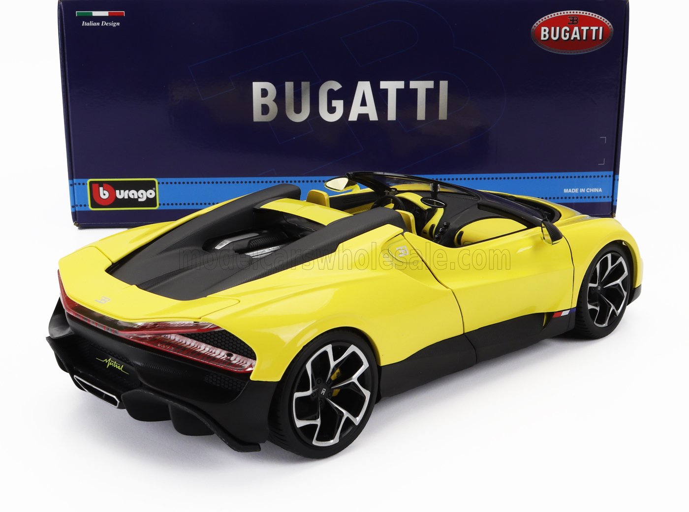 Modèle réduit de Bugatti décapotable jaune par Bburago avec boîte Bugatti bleue, disponible sur Vroomi