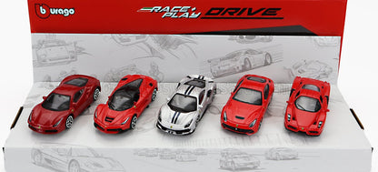 Ensemble de voitures miniatures Ferrari Bburago Race Play Drive comprenant cinq modèles réduits détaillés rouges et argentés, disponible sur Vroomi.