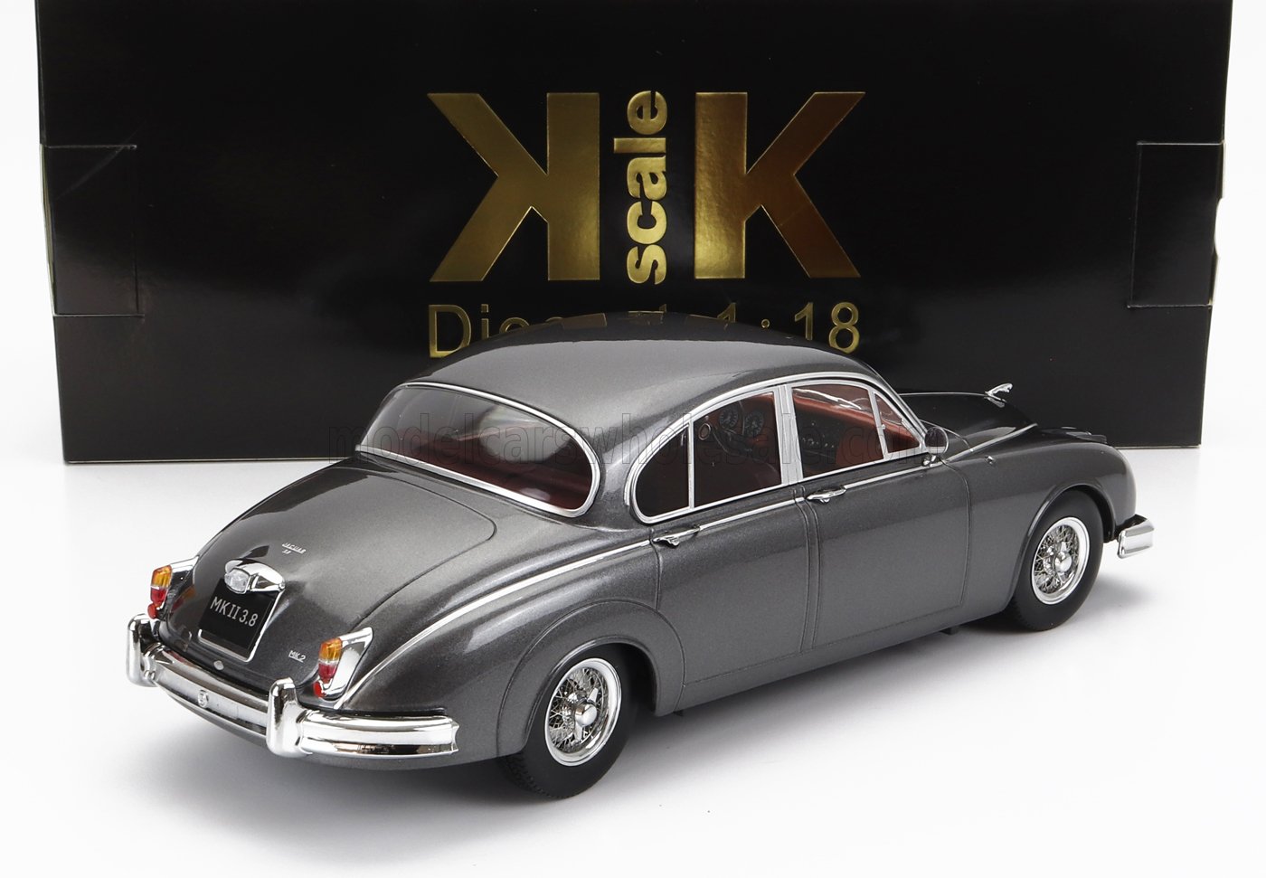 Modèle réduit de voiture Grey Jaguar II à l'échelle 3,8 avec roues détaillées, présenté dans un emballage KK Scale, disponible via Vroomi.