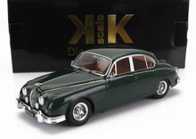 Modèle réduit vert classique Jaguar II 3.8 avec détails chromés, présenté dans un coffret noir griffé, disponible sur Vroomi.