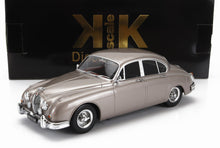 Modèle réduit de voiture classique moulé sous pression avec finition métallique, disponible dès maintenant chez Vroomi.