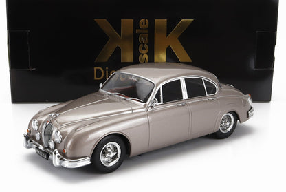 Modèle réduit de voiture classique moulé sous pression avec finition métallique, disponible dès maintenant chez Vroomi.