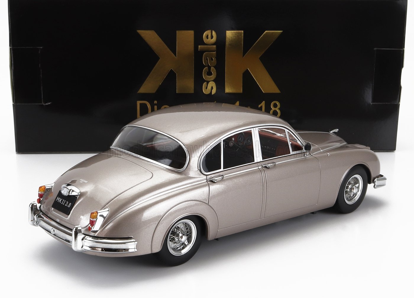 Modèle réduit de voiture classique à l'échelle 1/18 en métal moulé sous pression argenté avec détails chromés, disponible chez Vroomi.