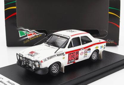 Modèle réduit de voiture de rallye Ford Escort blanche avec bandes rouges et autocollants de sponsors sur socle noir, proposé sur Vroomi.