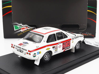 Modèle réduit de voiture de rallye classique blanche avec bandes rouges et autocollants des sponsors, présenté sur Vroomi.