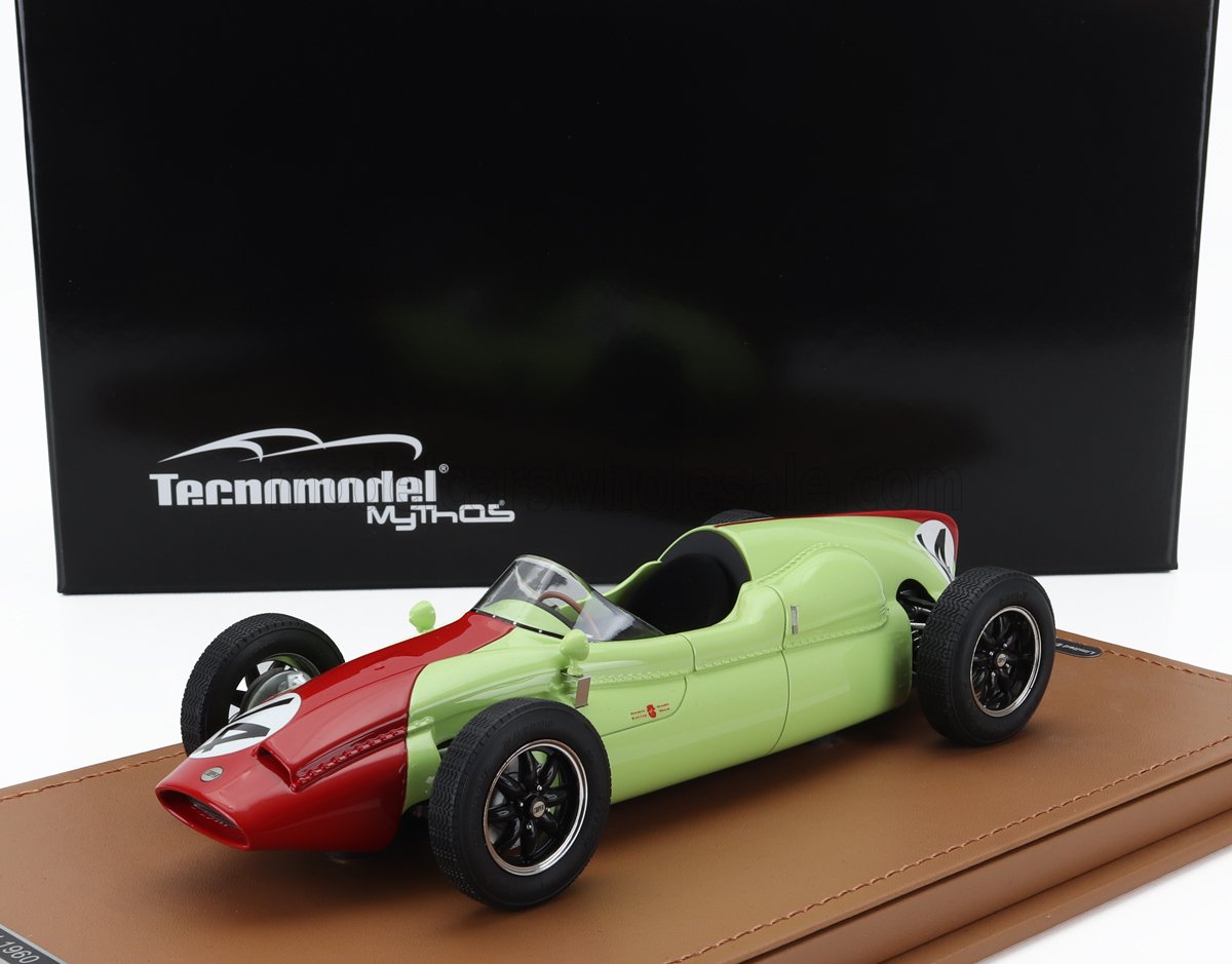 Modèle réduit de voiture de course vintage Tecnmodel Mythos 1960 verte et rouge présenté sur un socle en cuir, disponible chez Vroomi.