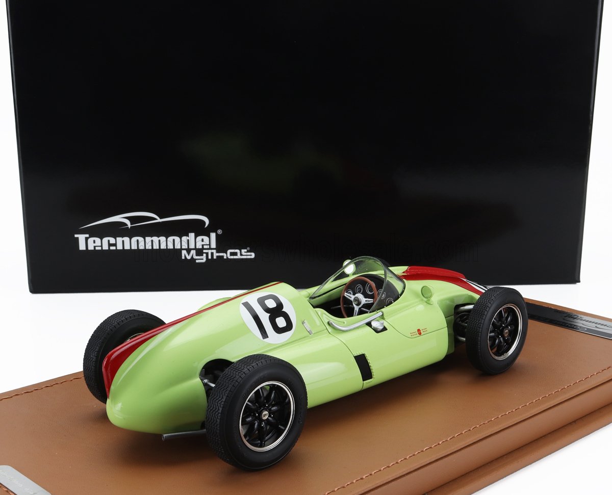 Modèle réduit vintage vert et rouge de Formule 1 numéro 18 sur socle marron, disponible via la plateforme Vroomi.