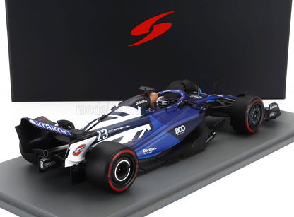 Modèle réduit de voiture Williams F1 à l'échelle 1:18, bleu et blanc, avec sponsors, sur socle d'exposition, présenté sur Vroomi.