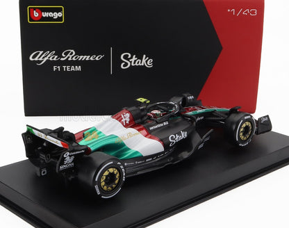 Modèle réduit Alfa Romeo F1 Team à l'échelle 1/43 avec sponsor Stake, présenté dans un emballage griffé, disponible sur Vroomi.