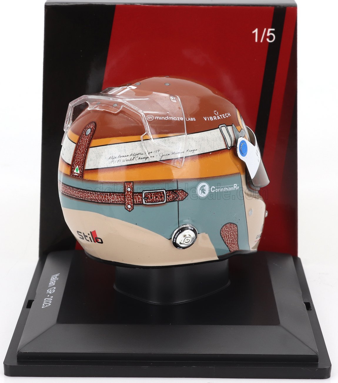 Casque de course miniature au design vintage avec logos des sponsors sur présentoir, proposé sur Vroomi.