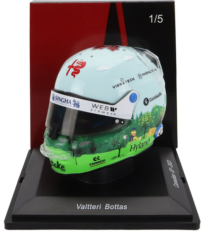Modèle miniature du casque de course de Valtteri Bottas pour le Grand Prix du Canada 2023 avec les logos des sponsors, disponible sur Vroomi.