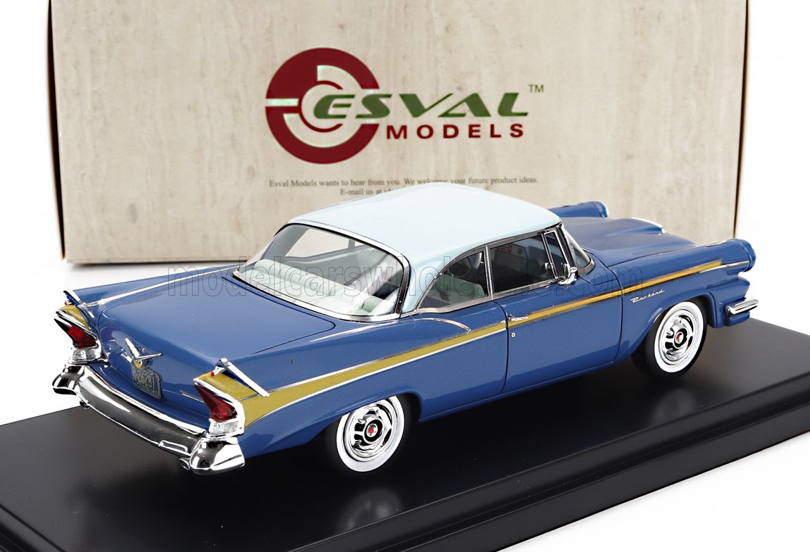 Modèle réduit classique Packard bleu et blanc sur socle d'exposition avec Esval Models , désormais disponible sur Vroomi.