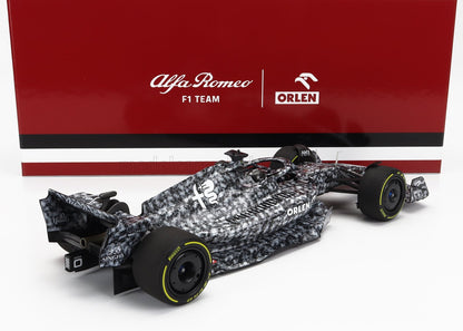 Modèle réduit de voiture de course Alfa Romeo F1 Team avec livrée camouflage numérique, arborant le logo du sponsor Orlen, disponible sur Vroomi.