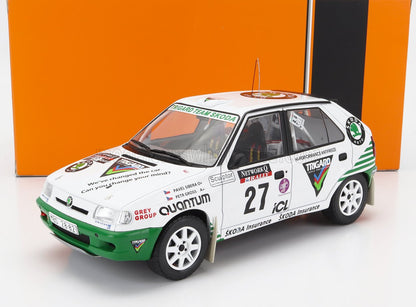 Modèle réduit de voiture de rallye Škoda blanche et verte avec décalcomanies de course et numéro 27, disponible sur Vroomi.