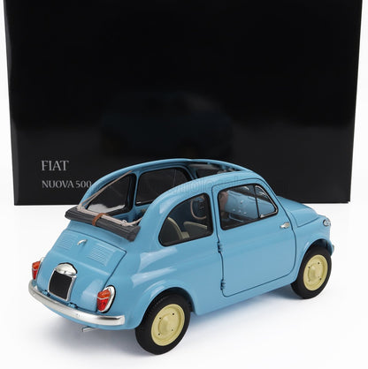 Modèle réduit bleu clair Fiat Nuova 500 avec toit ouvrant en tissu, présenté devant une boîte noire, disponible sur Vroomi.