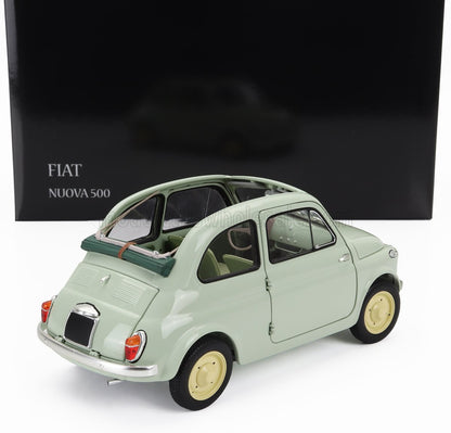Modèle réduit Fiat Nuova 500 vert menthe avec toit en toile ouvert, présenté sur un socle noir, disponible sur Vroomi.
