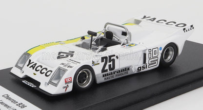 Modèle réduit de voiture de course Chevrolet B36 blanche portant le numéro 25 et le logo Yacco, présenté sur un socle noir, désormais disponible sur Vroomi.
