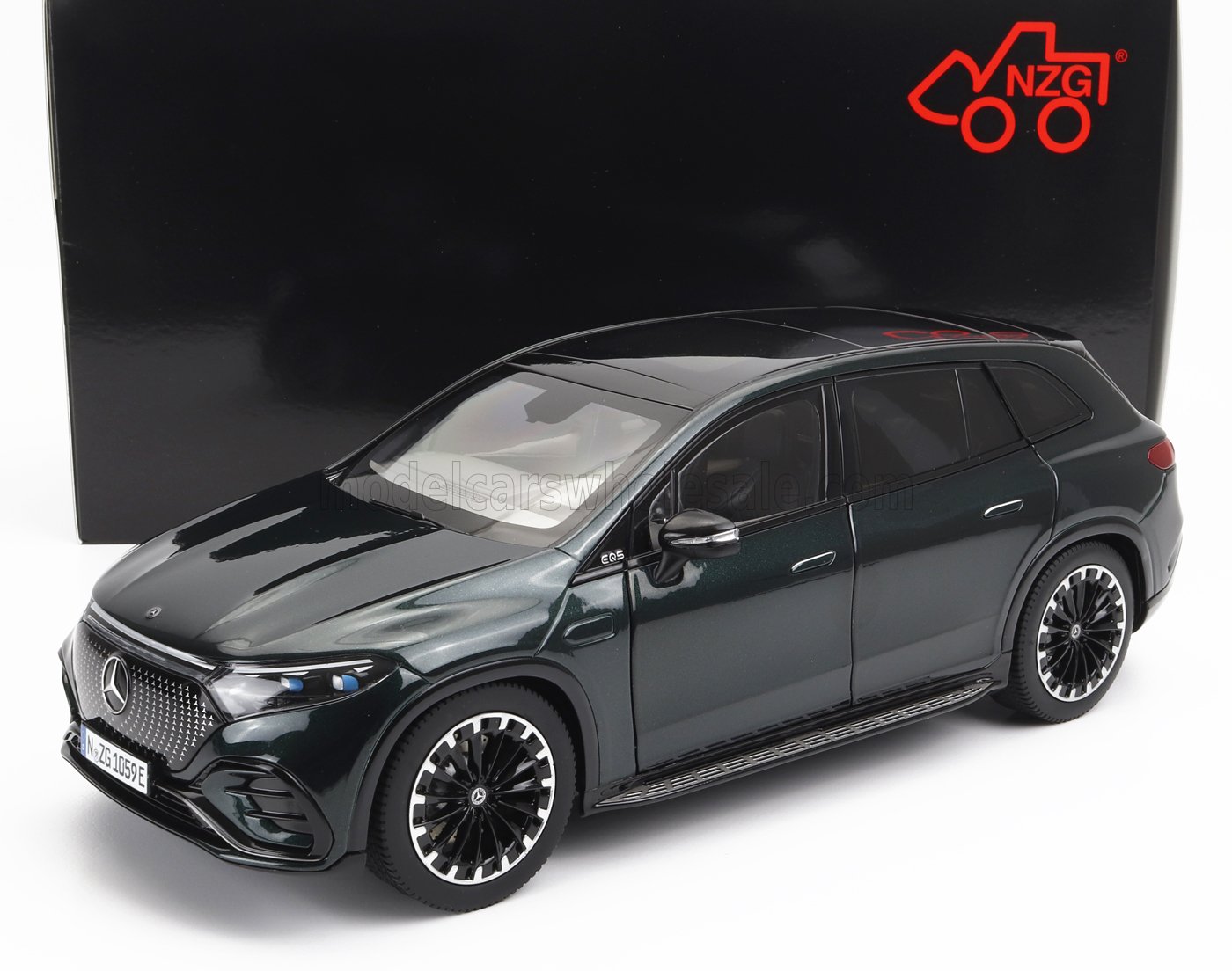 Modèle réduit de SUV Mercedes EQS noir avec roues détaillées, présenté dans une boîte NZG, vendu sur Vroomi.