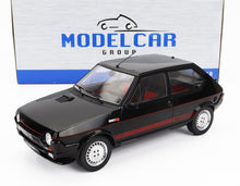 Modèle réduit Fiat Abarth à l'échelle 1/18, noir avec bandes rouges et jantes détaillées, disponible chez Vroomi.