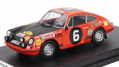 Modèle réduit de voiture de rallye Porsche 911 rouge et noire avec le numéro 6, autocollants des sponsors, présenté sur un socle d'exposition, disponible sur Vroomi.