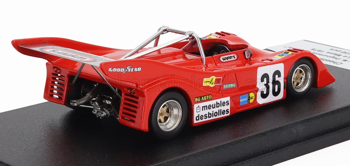 Modèle réduit de voiture de course vintage rouge numéro 36 avec autocollants des sponsors sur socle noir, proposé sur Vroomi.