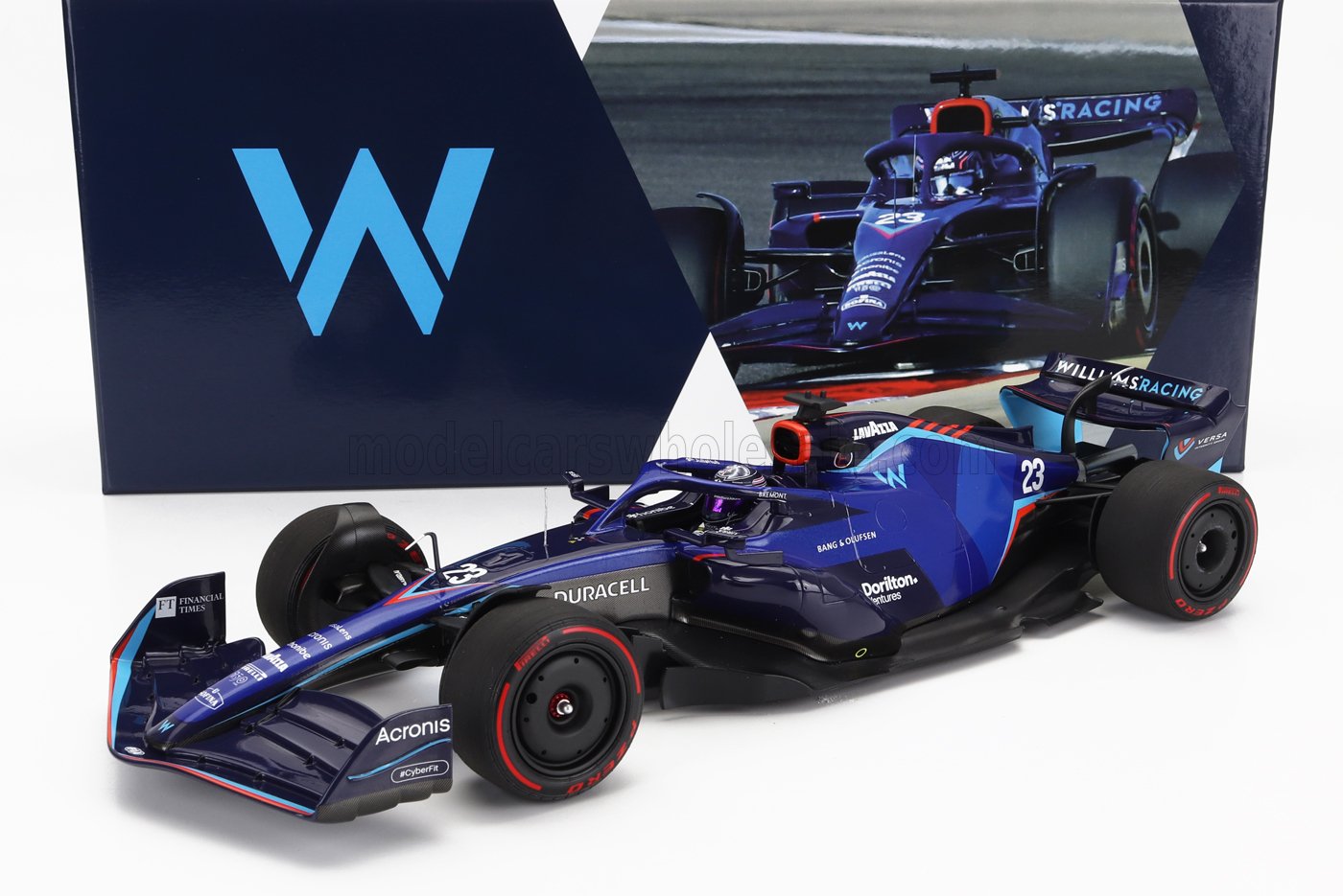 Modèle réduit de voiture de Formule 1 Williams Racing n° 23 bleue avec logos des sponsors, présenté dans un coffret griffé, proposé par Vroomi.